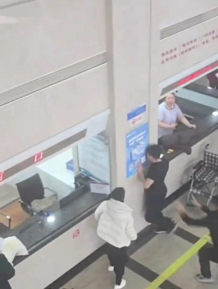 男子因男医生给孕妻做彩超崩溃闹离婚，封建观念该改改了！
吉林长春一男子得知孕妻做