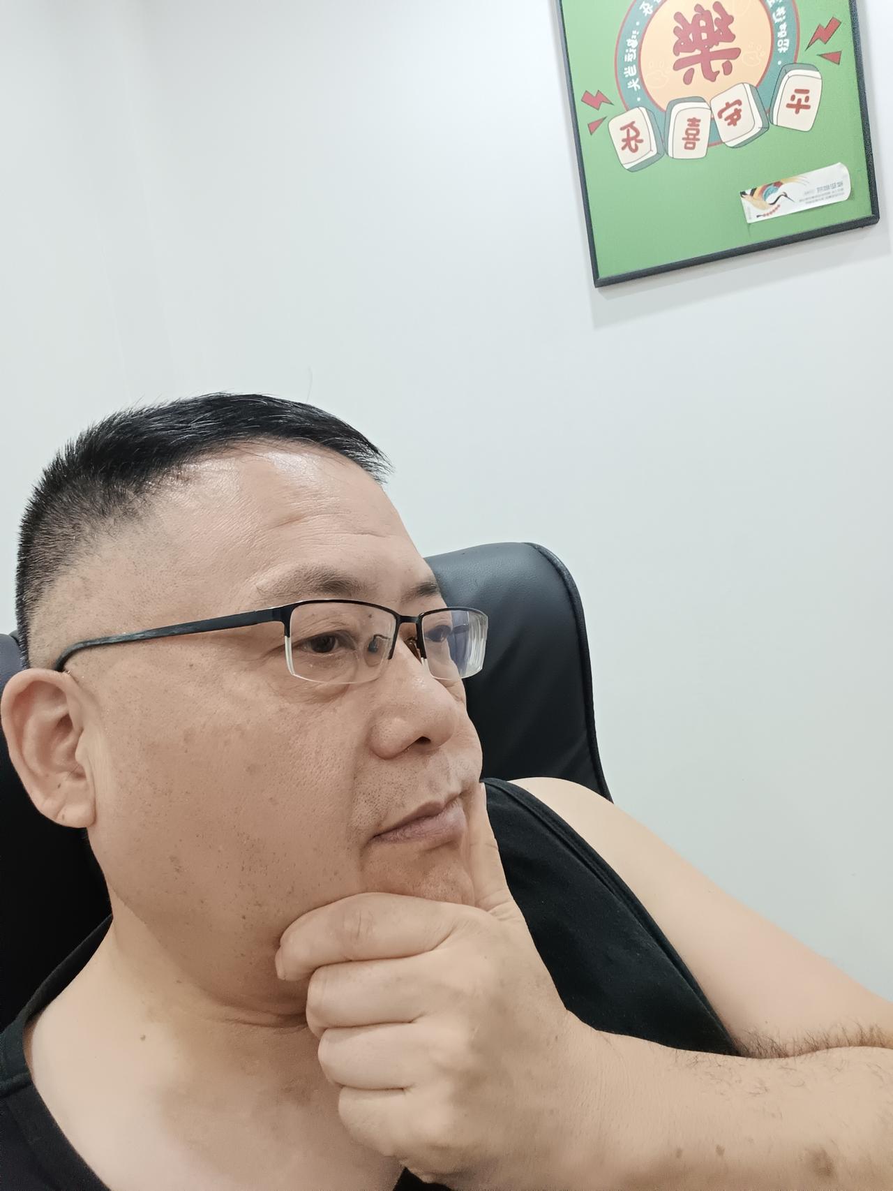 昨天在家里待了一天，没出屋，傍晚6点去溜达一圈，来到了好妈妈生鲜。

看见有活蹦