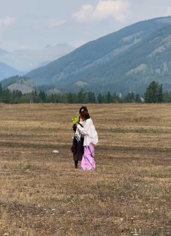  在辽阔天地间追风，倪妮高叶玩风筝直接上头，感受奔赴山野的松弛与浪漫倪妮高叶一起