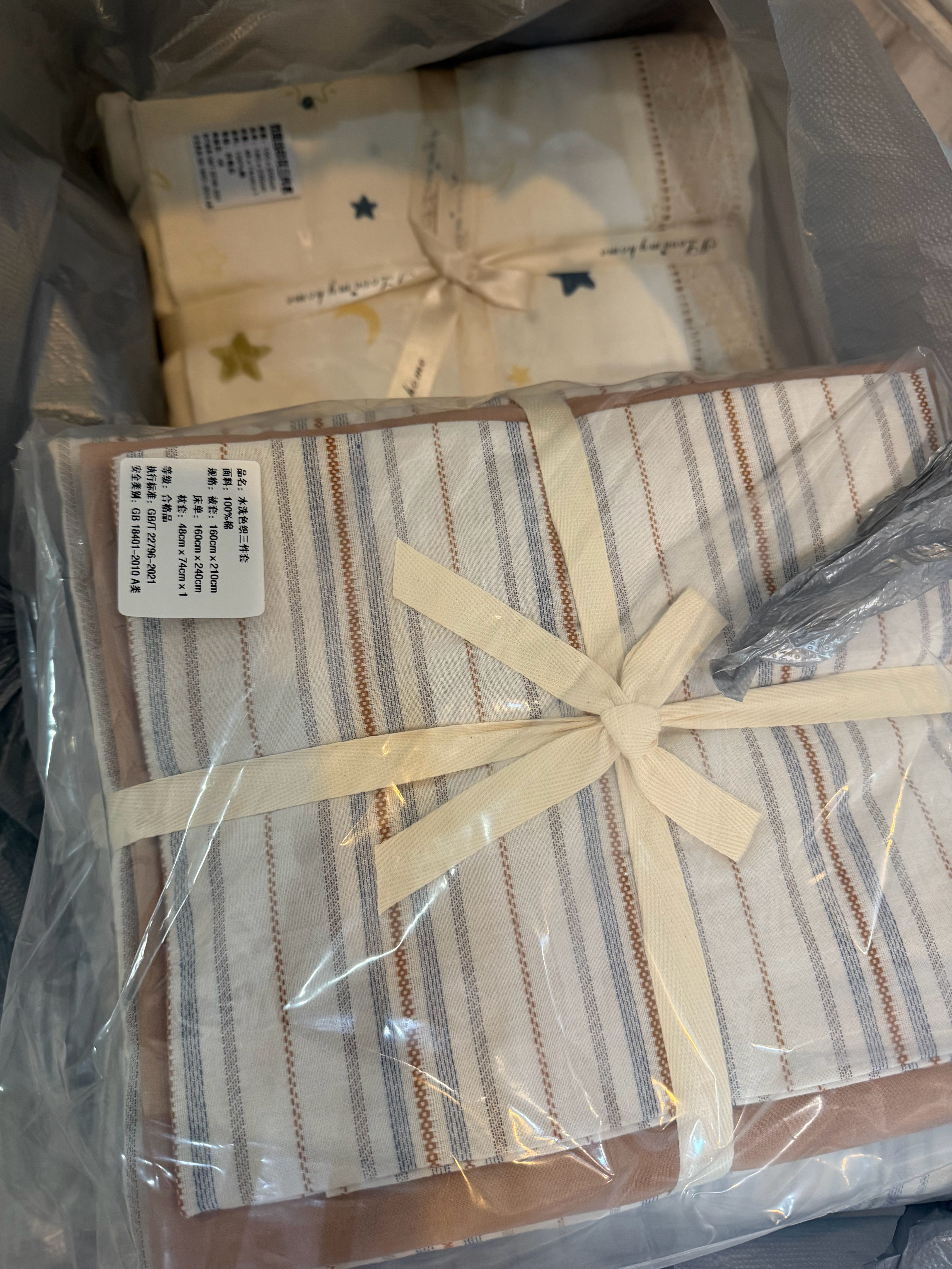 又是两大包床品要拍照。加油啊，不然学生季赶不上啦。 