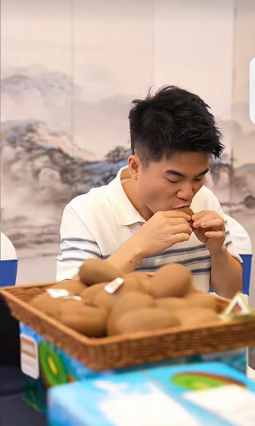 大家快看啊，宇辉又在嗦猕猴桃🥝了。[呲牙]

这吃法是全网独一无二吧，上次有人