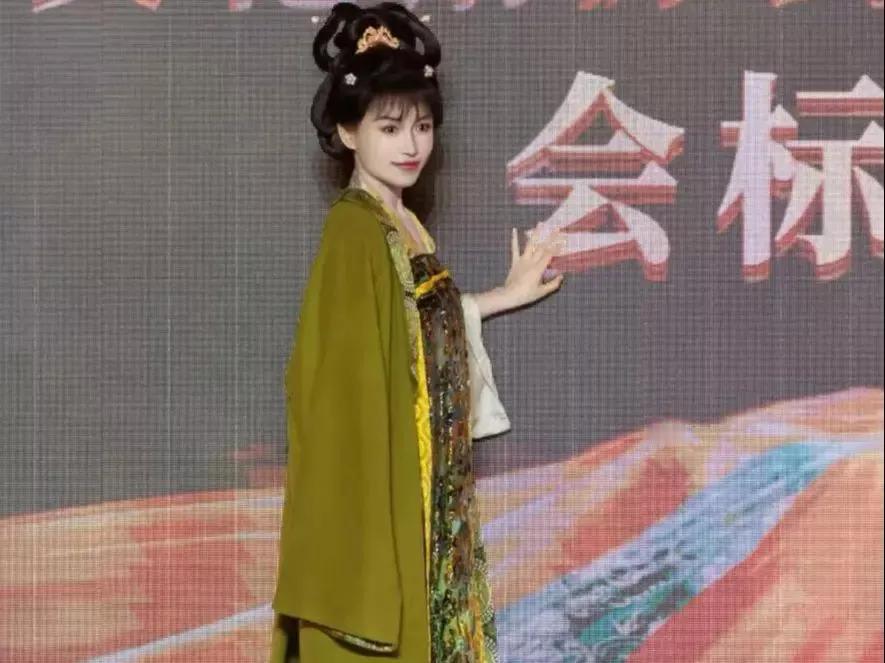 李子柒的梦回古装
有人说像大婶
我觉得像贵妃
这身服饰，配这发型，
加上你那年轻