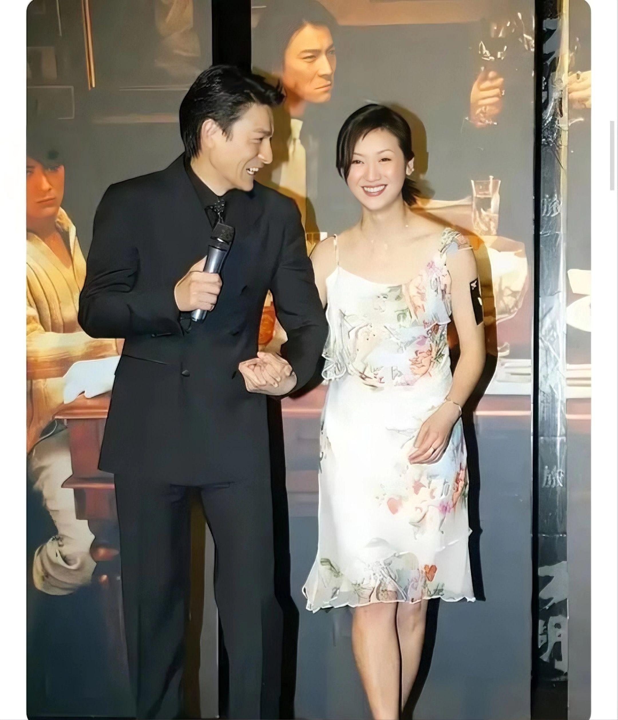 谁能想到，当年刘德华舞台单膝互动的吴倩莲，如今独自蹲街边面馆吃面，路人...