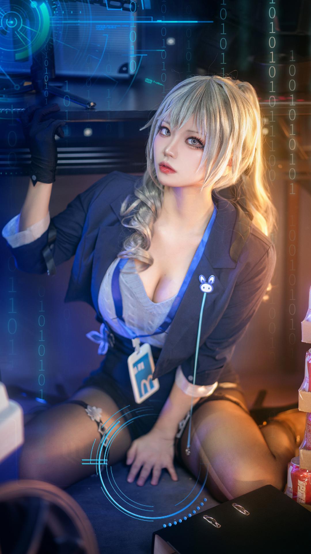 布洛妮娅·扎伊切克这么顶吗？我是不是有必要入坑一下《崩坏3》！
COSER：伊喵