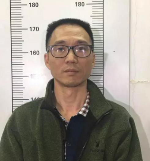 1995年，广东一高干子弟杀死银行运钞员，劫走现金1500万后逃离了现场。此后他