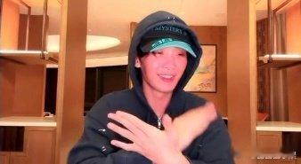 王赫野红温了 王赫野今晚直播那个脸红得啊，连他自己都看不下去了，赶紧跟观众解释说