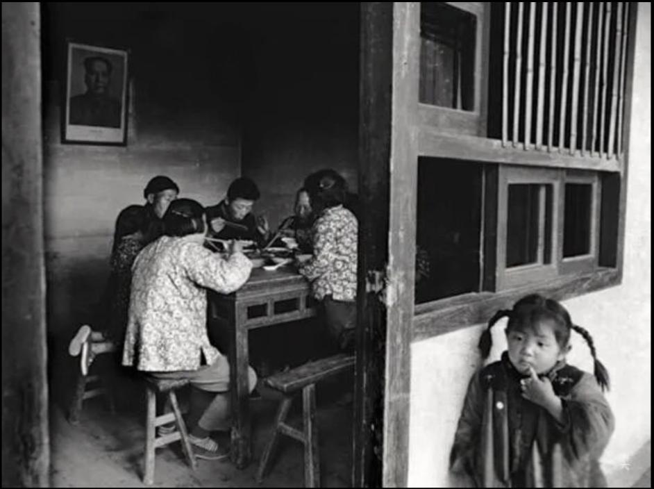 晒晒年代感的老照片这张老照片，看了令人唏嘘不已，尤其眼下正值春节期间。照片上这家