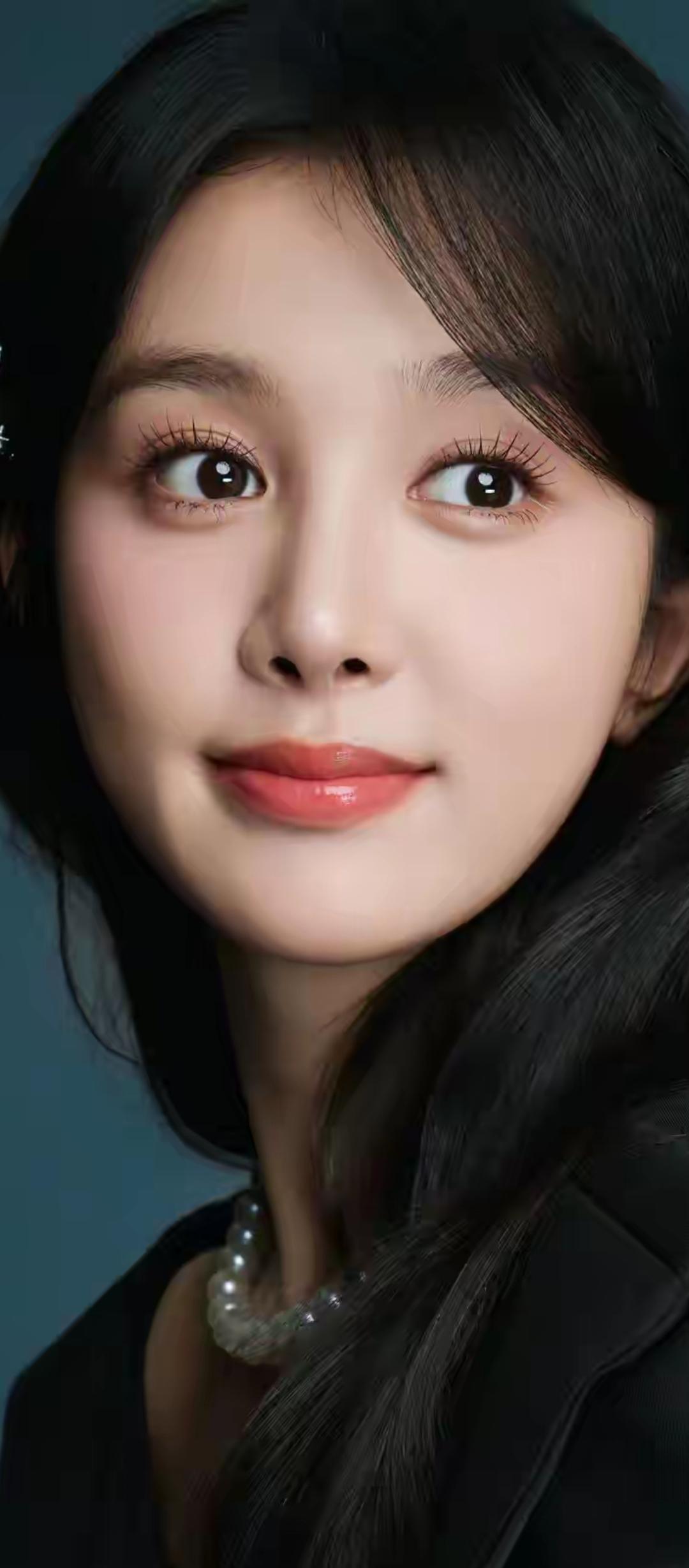 温柔甜美的微笑，珍珠项链点缀，散发优雅魅力。