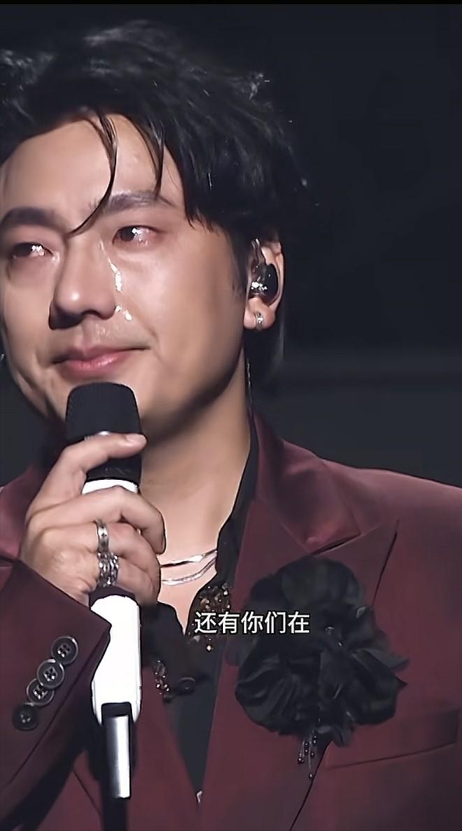 2013年，21岁海来阿木，为救刚出生的女儿背负外债，谁料，女儿不幸离世，妻子也