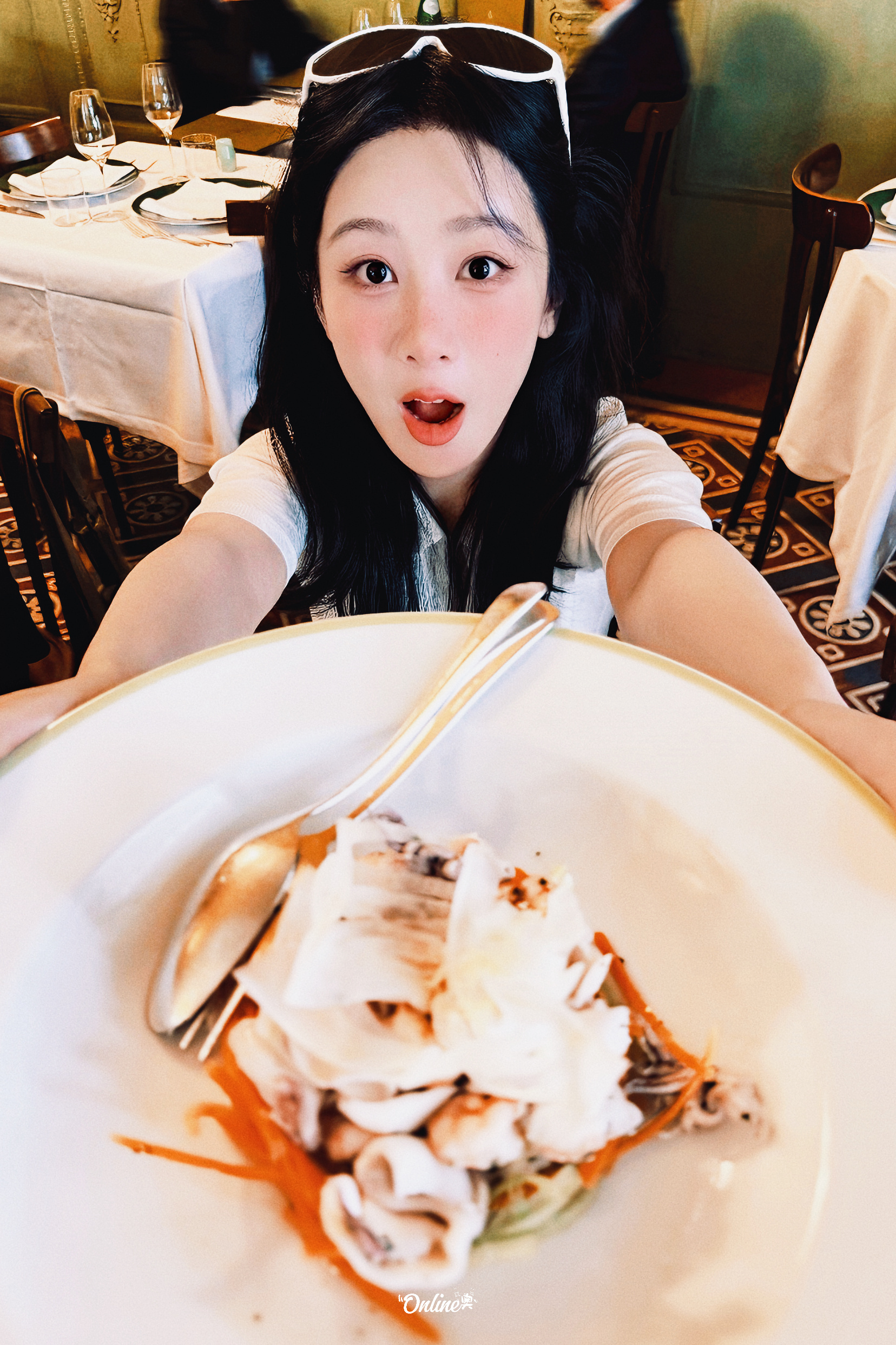 杨紫  不是所有的花都会在同一季节盛开，但你绽放的那一刻惊艳了我的整个世界。杨紫