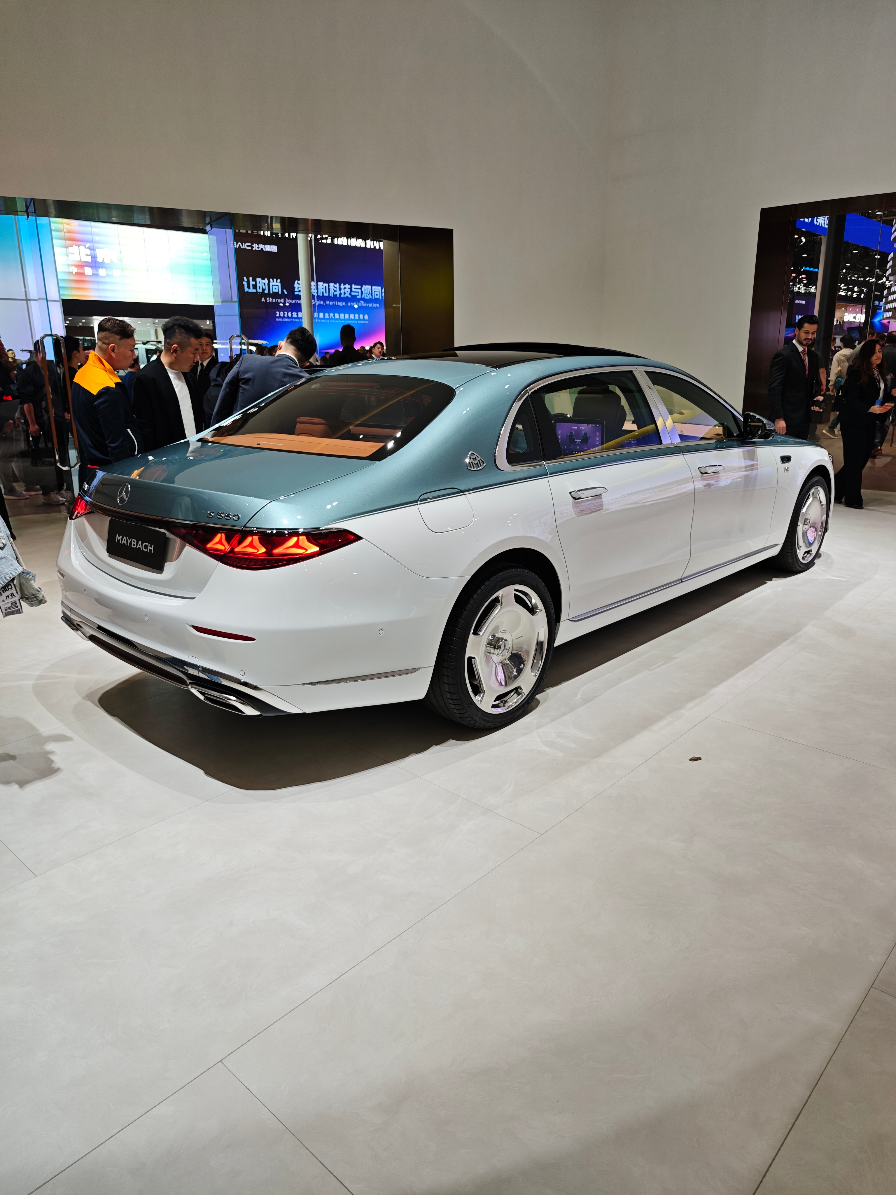 新款迈巴赫S级升级挺多的，上二楼选配一下发现没有喜欢的颜色，太可惜了2026北京