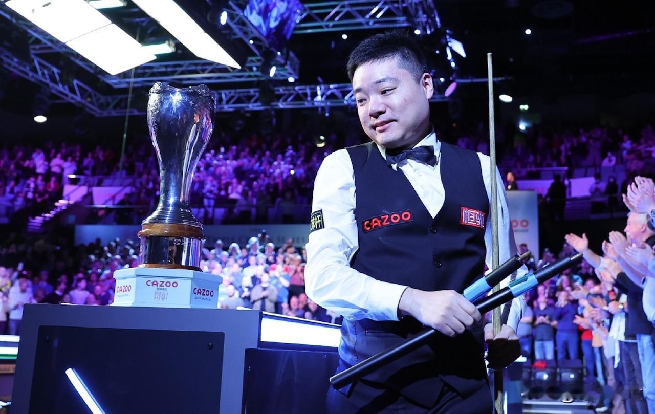 默然回首！似曾相识的情景，却同途殊归。
2022年英锦赛决赛，在同一块场地、首阶