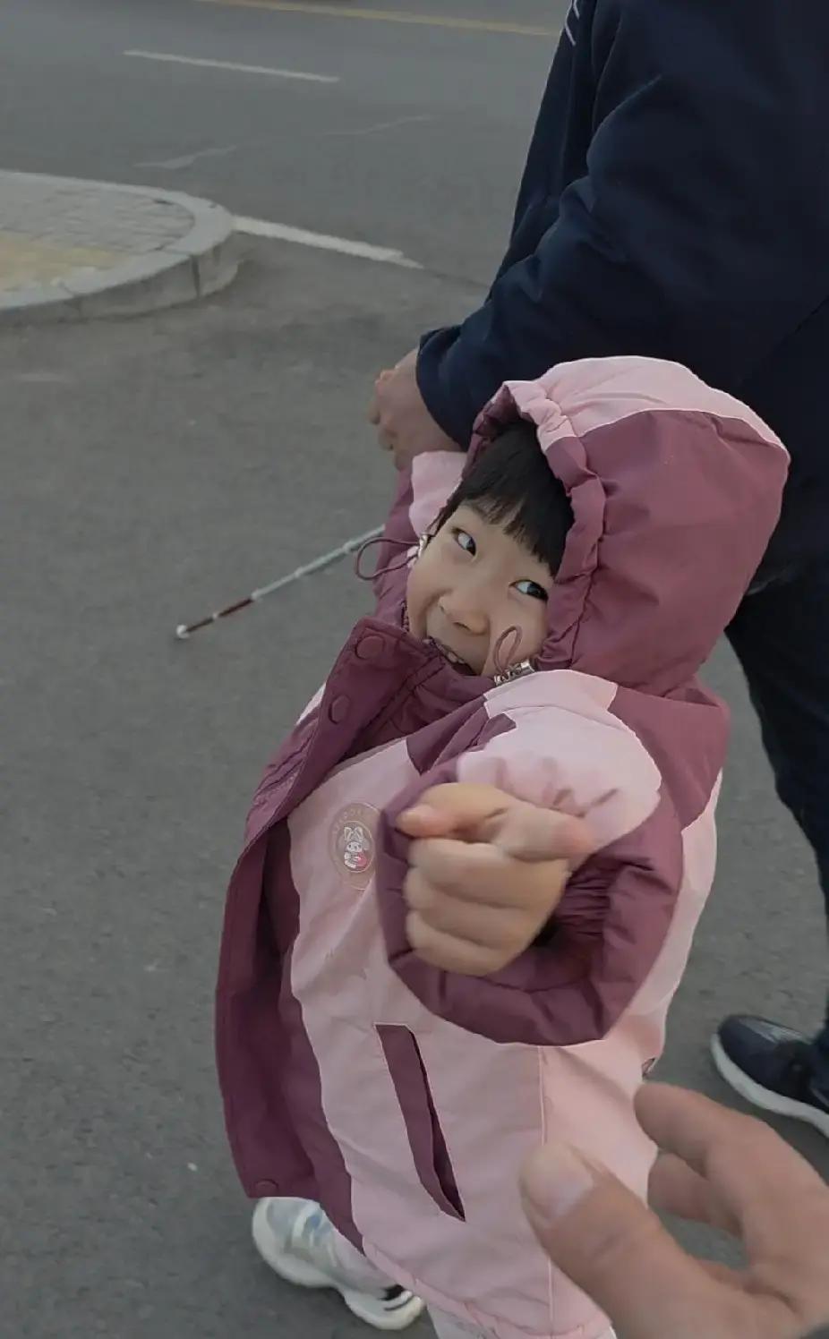 3岁小姑娘放学牵着盲人爸爸回家，山东临沂沂蒙山路上这一幕被路人拍下来。
每天下午