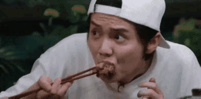#鹿晗吃肘子#网友分析了鹿晗的表情：他觉得不好吃，终于找到原因恍然大悟后想笑，但