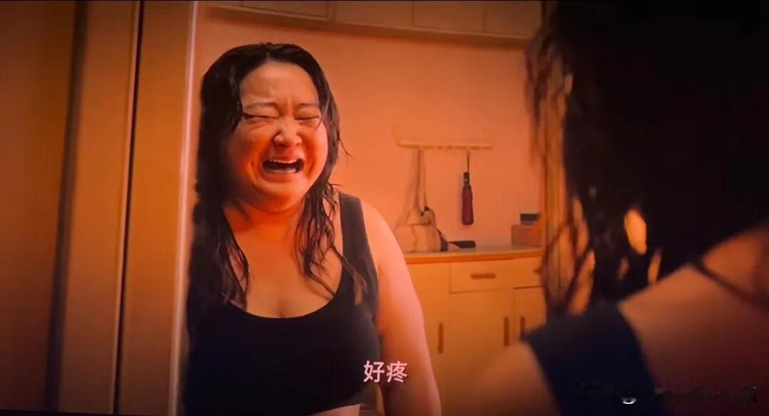 《热浪滚烫》贾玲跳楼完照镜子，哭着说：“好疼，怎么一点伤也没有？”

这种心酸，
