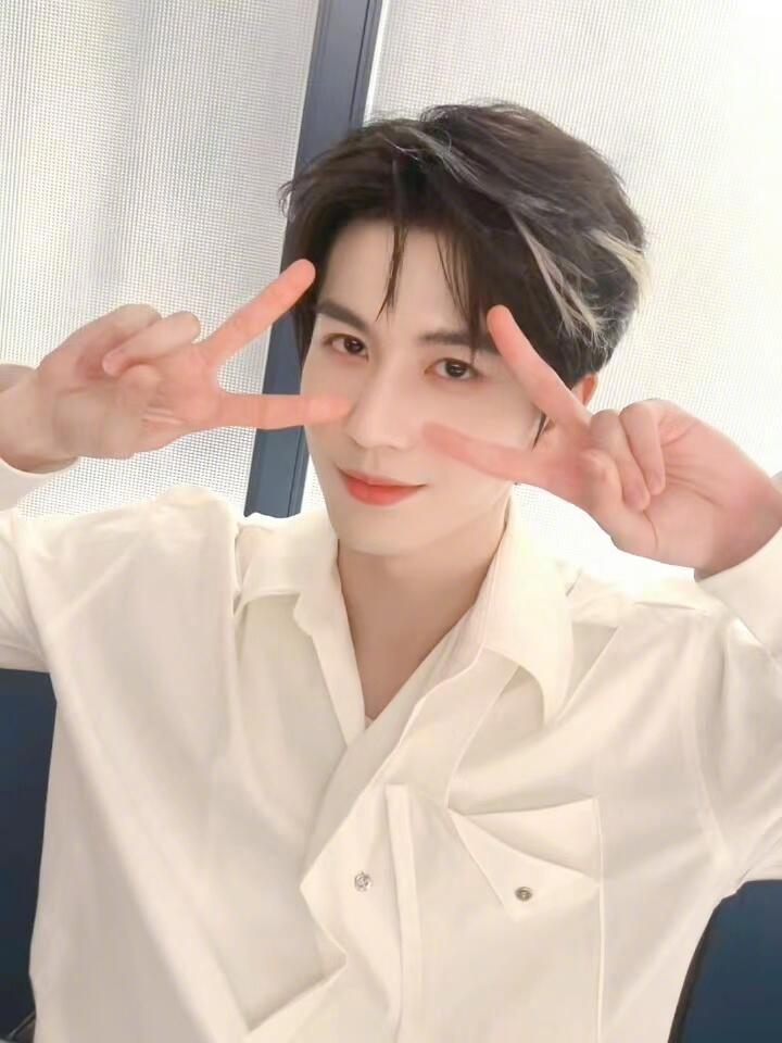 张凌赫戴冷帽比耶点击收获比耶✌️小能手张凌赫，18张是微博的上限不是凌赫的上限?