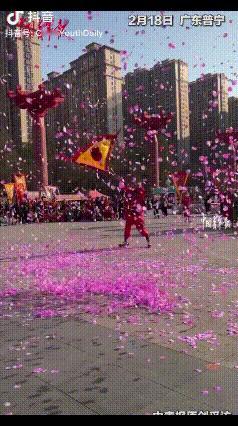 “这下解释不清了！”广东普宁英歌舞表演时，令旗舞动时突然一阵龙卷风刮来，瞬间，地