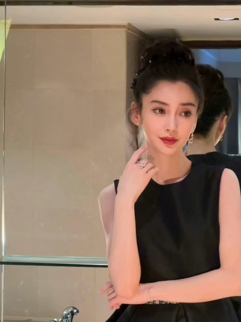 Angelababy第一套高定是祖海高定女王，Angelababy采访中说过：我