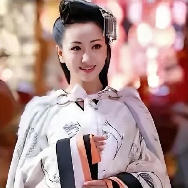 权臣霍光的夫人因身体不适不能同房，便让贴身丫鬟陪霍光就寝。霍光得知丫鬟没有名字后