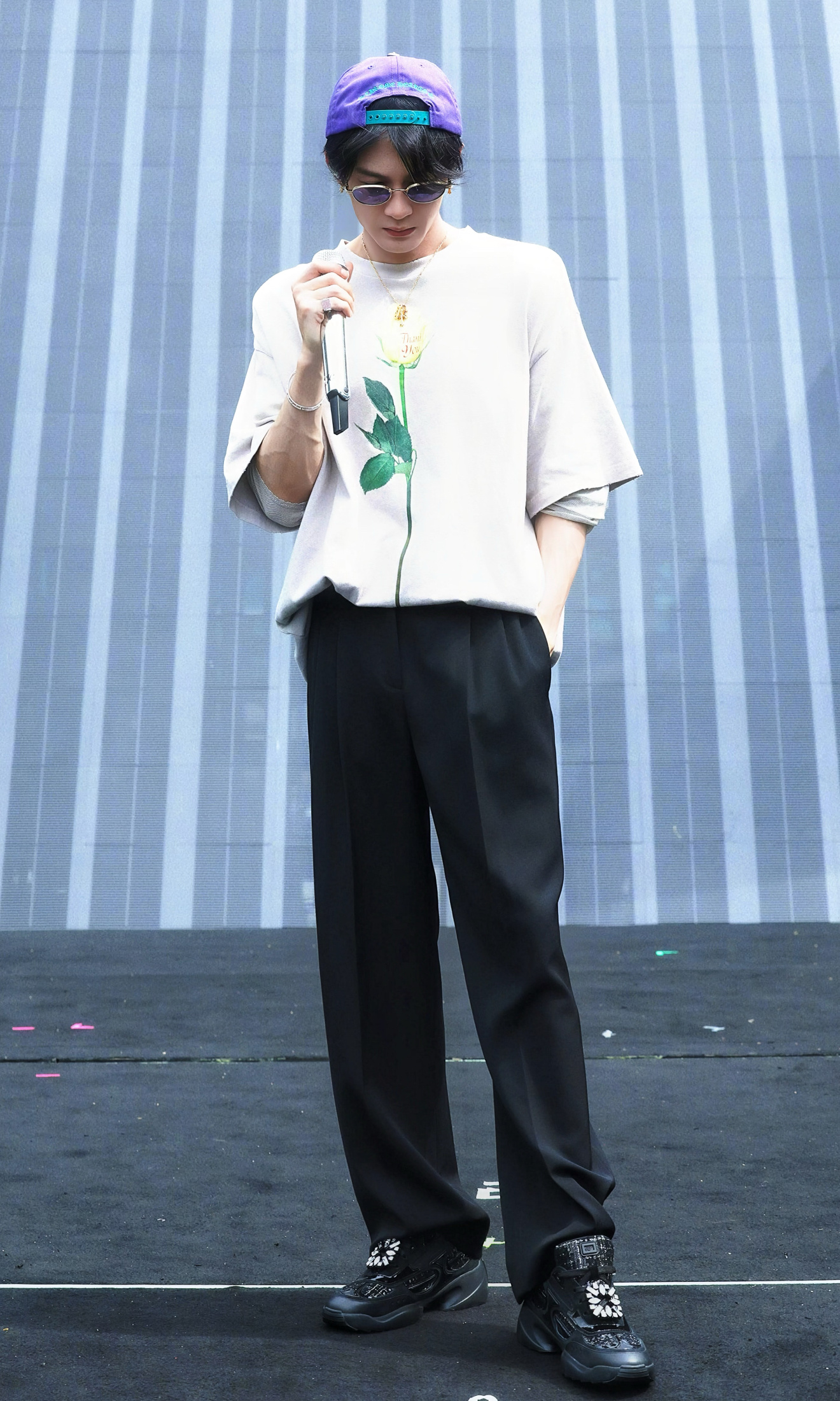 檀健次胸前一朵黄玫瑰北影节着迷电影时尚之夜彩排现场，檀健次胸前别着一朵巨大的黄玫