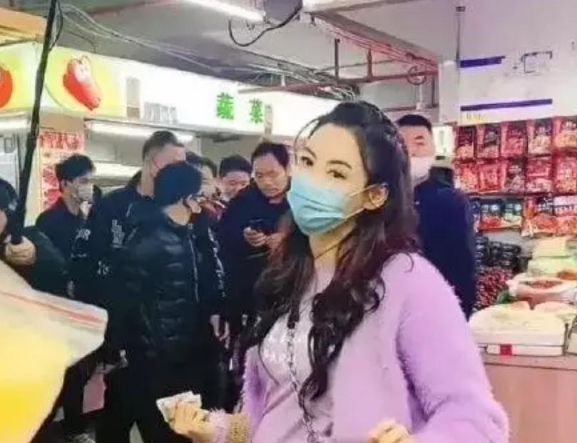 谢霆锋飞新加坡陪儿子，张柏芝笑着接机。
这不是破镜重圆，是成年人顶级的体面。
1