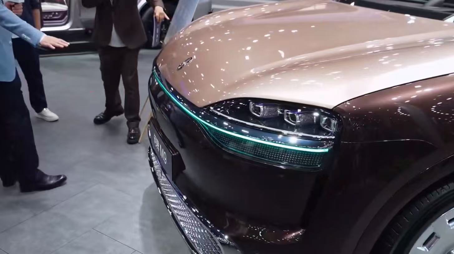 余承东像打造新车一样打造全新问界M9别以为新M9只是小改款，底盘、智能、安全全都