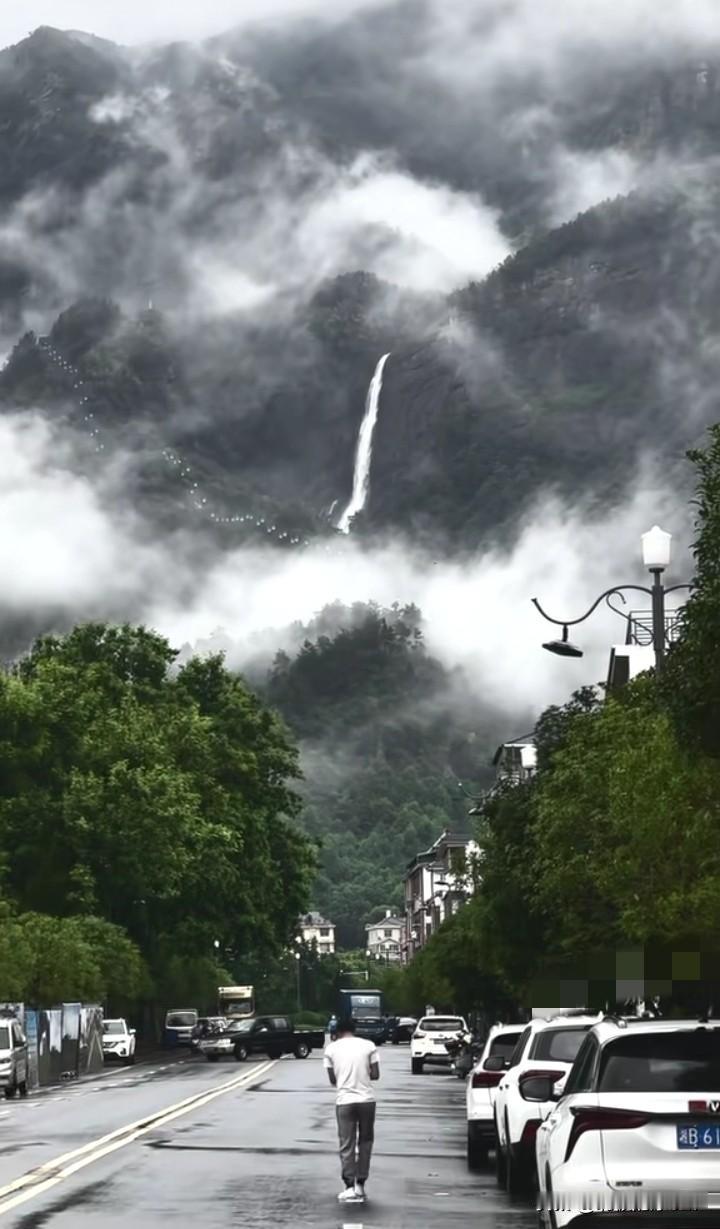 网友供图。
庐山果真如同李白诗中所写那般绝美！日照香炉生紫烟，有烟，雾气腾腾的；