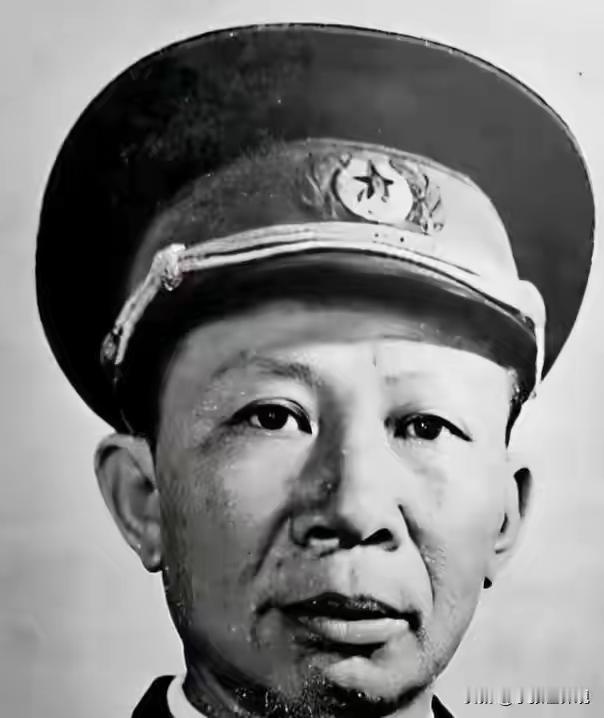 1942年，八路军周彪率机关队伍转移途中，察觉秘书故意走在外侧，还偷偷撒高粱粒。