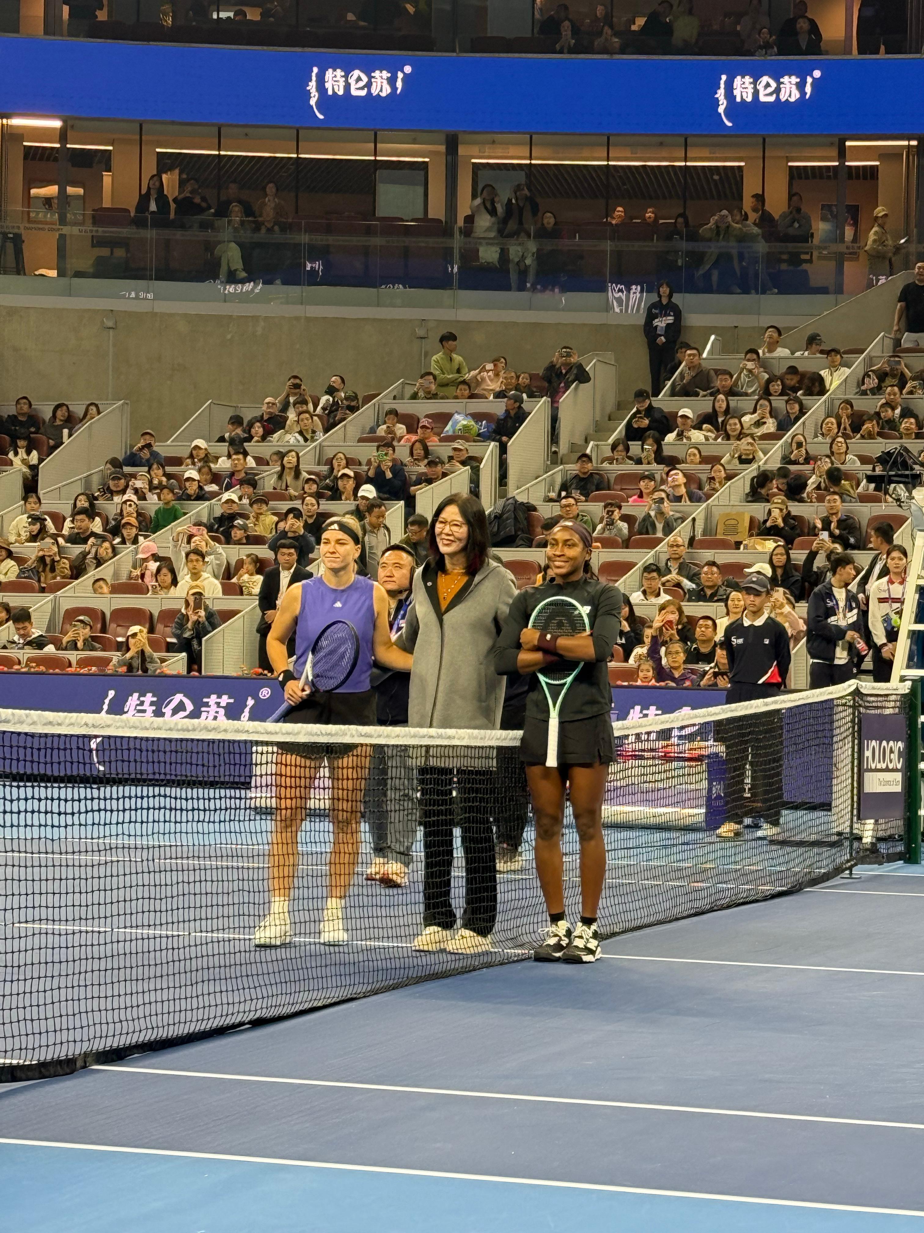 一些属于网球和排球的联动🎾🏐时隔9年，郎导又来到钻石球场挑边，这次担任的是女