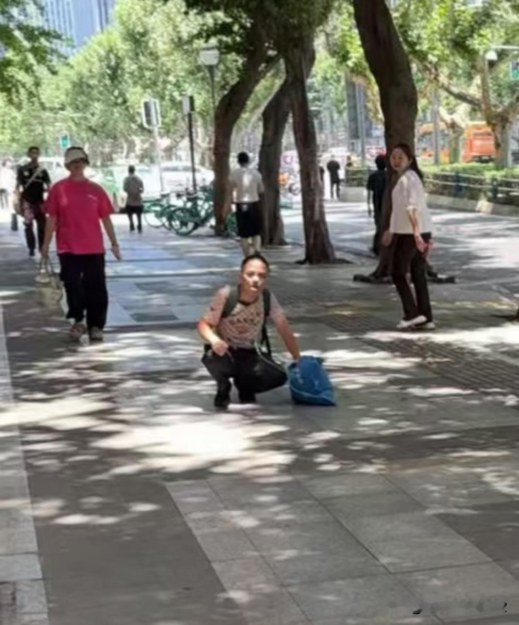 他可不是乞讨，已经这样行为十多年了。常混迹于成都市的天府广场，春熙路，宽窄巷子，