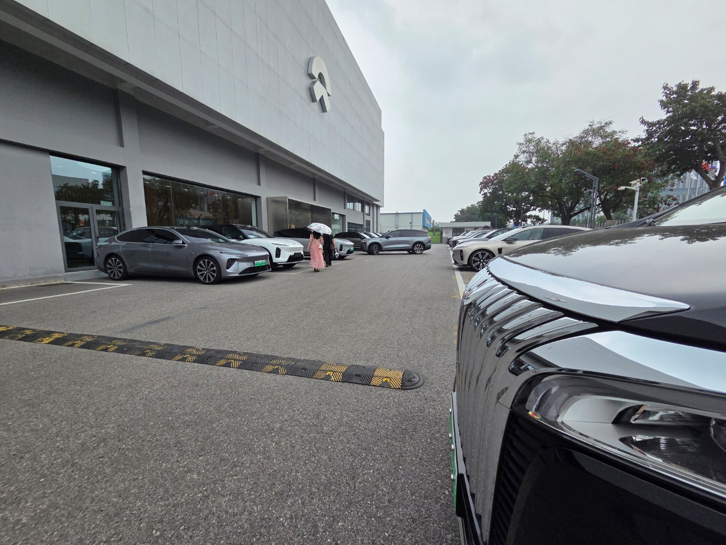 乐道L90提车。交付中心还是蔚来为主，乐道占比很少，听说现在订车得11月提车了。