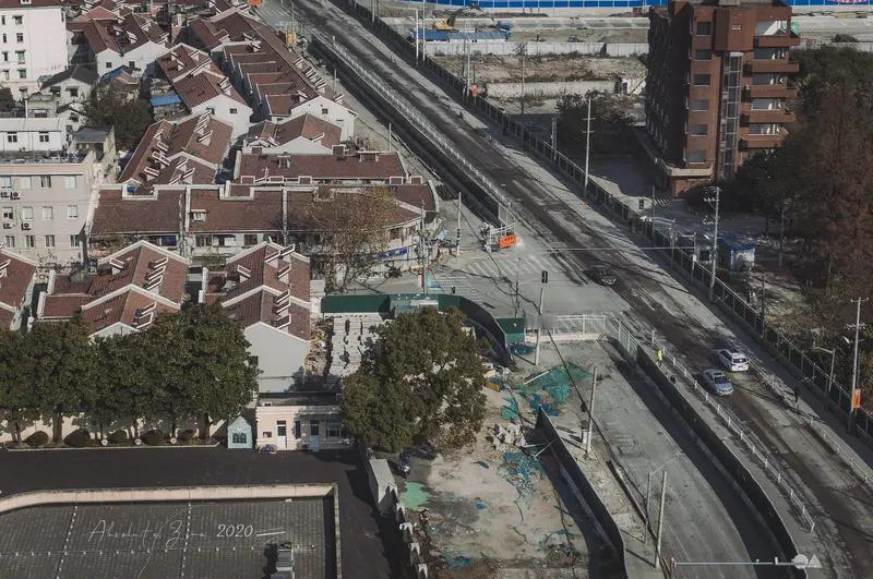 上海七莘路和黎安路附近发生塌陷，11日曾因在建地铁项目局部渗漏紧急抢险；闵行区政