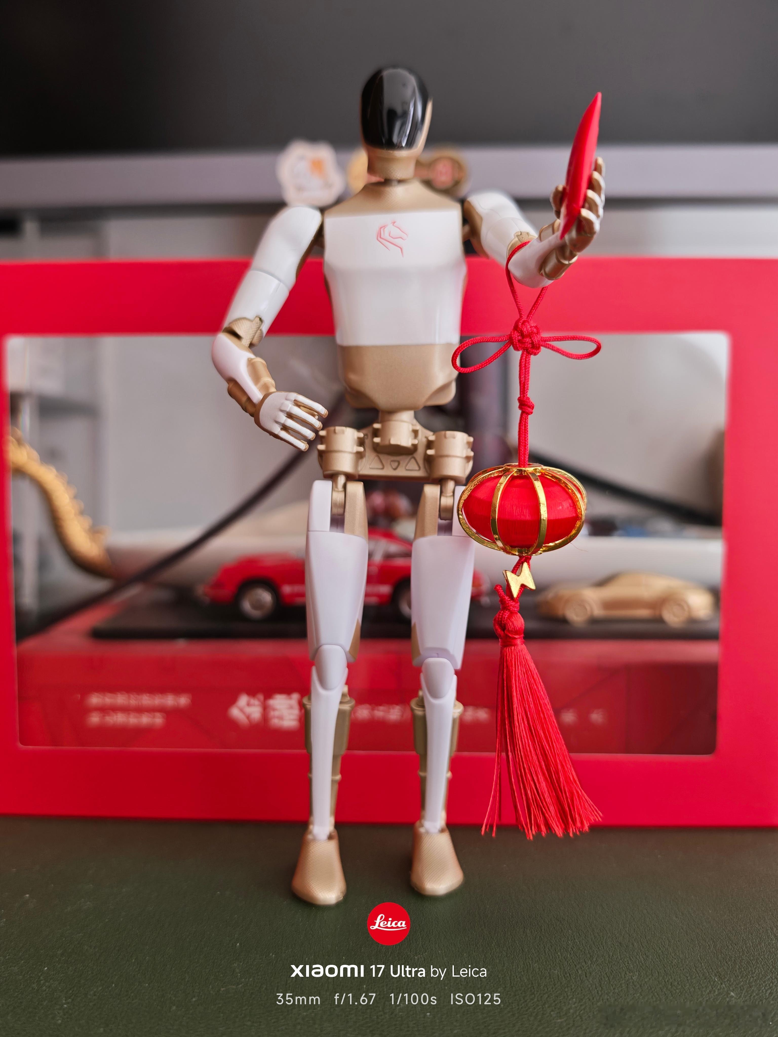 机器人、红灯笼和红包，过年的仪式感，是由特斯拉给的，明年估计就得写“由机器人制造