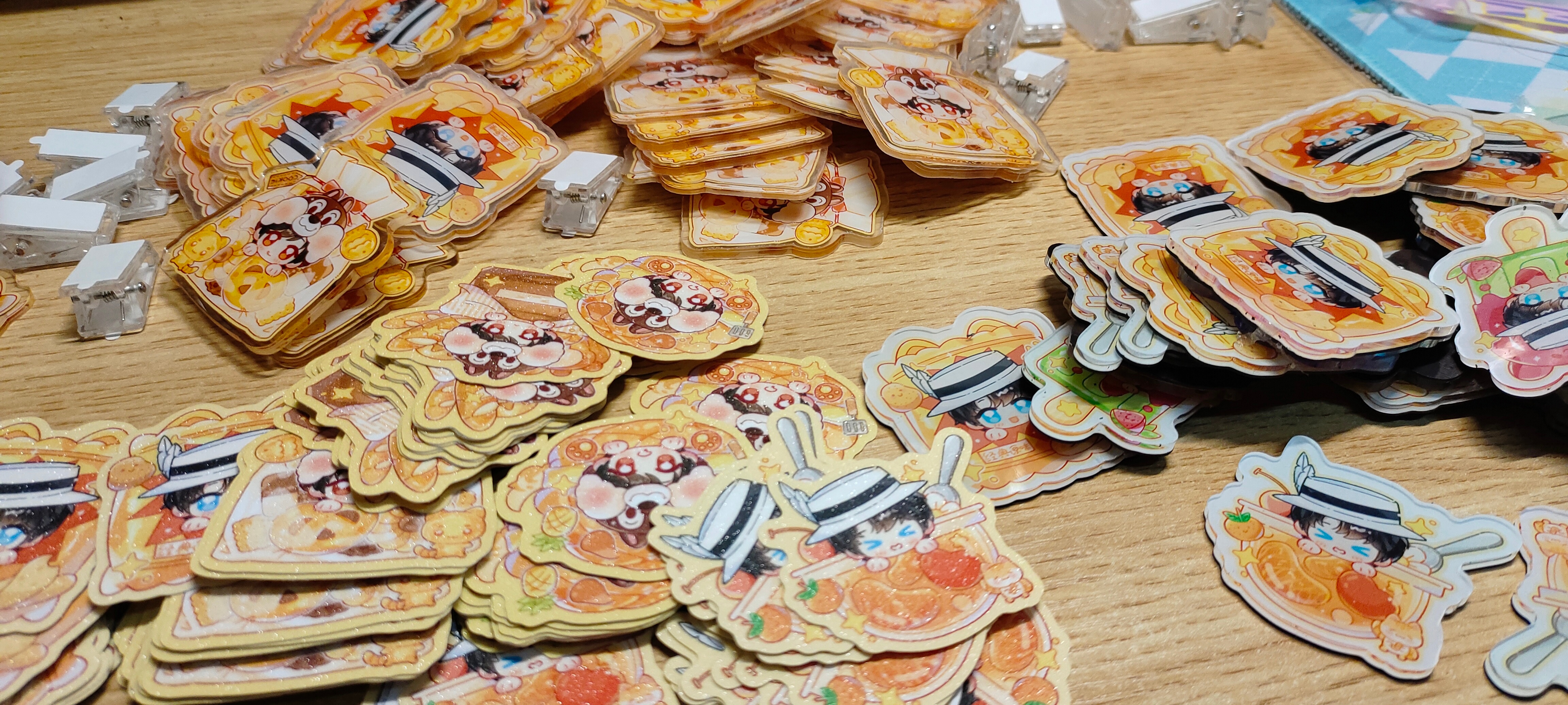 同一个稿子的不同制品，pp夹、贴纸和冰箱贴 