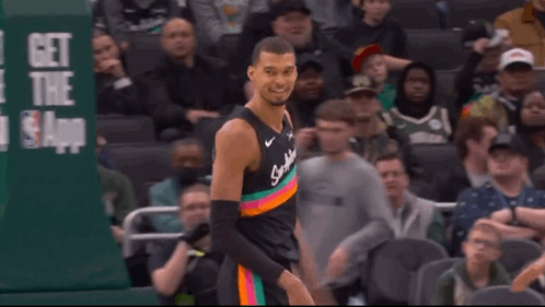 文班让雄鹿所有人都不会打球了！他只要把自己的大长臂一挥，面前的球员就改变了主意。