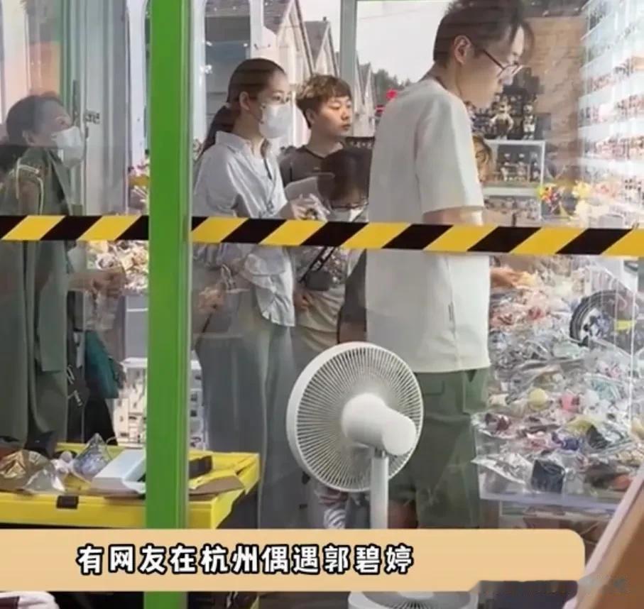 郭碧婷&小腹隆起被疑怀三胎，发际线明显后移衣着宽松，如果真的怀三胎向太这次不知道