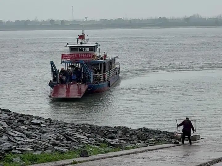 #84岁老人雨中赶船船长果断掉头#【风雨中为奔跑的84岁卖菜老人掉头，宿松船长欧