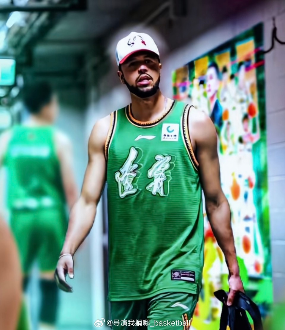 辽宁男篮新外援泰勒·哈维在昨夜凌晨抵达沈阳和球队汇合，他即将在辽宁开启自己第二段