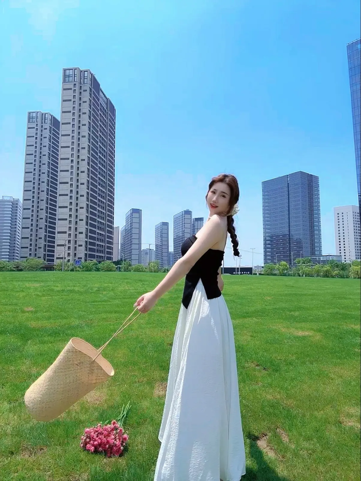 那天我跑进花店，问：老板，这个花怎么卖？ 老板说：十块一支。 我就知道...