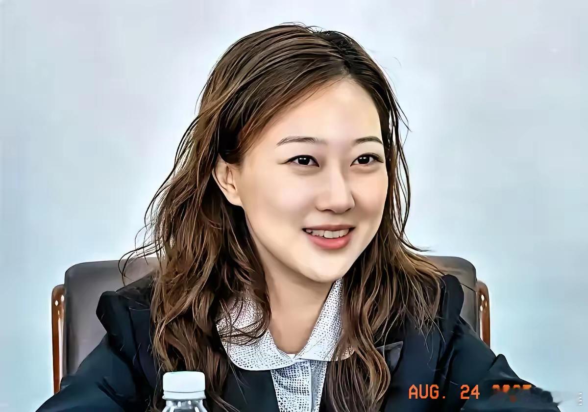工资发不出的那一刻，老师先慌了。​学生群里刷屏：学校是不是要黄？​大连科技学院，