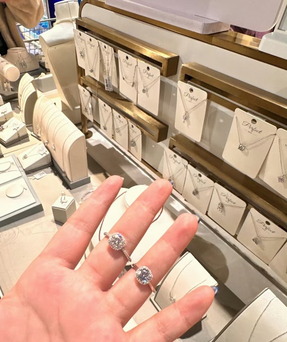 胖东来小方糖戒指重新上架3天售罄建议胖东来开个直播间，随便买….看谁还去排队