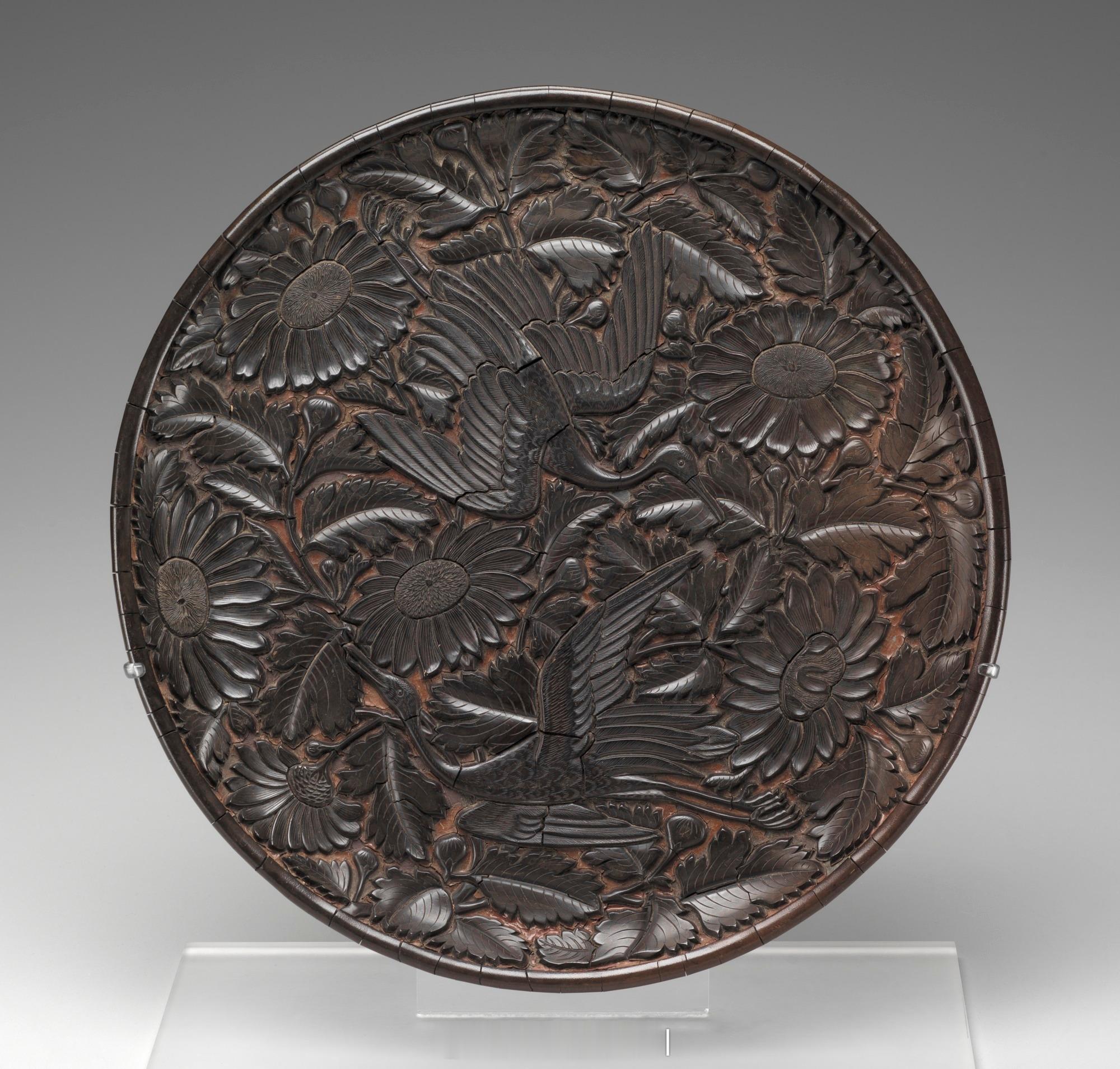 髹饰录 | 元 剔黑花鸟纹圆盘尺寸：3.8 × 29.2 cm来源：美国底特律艺