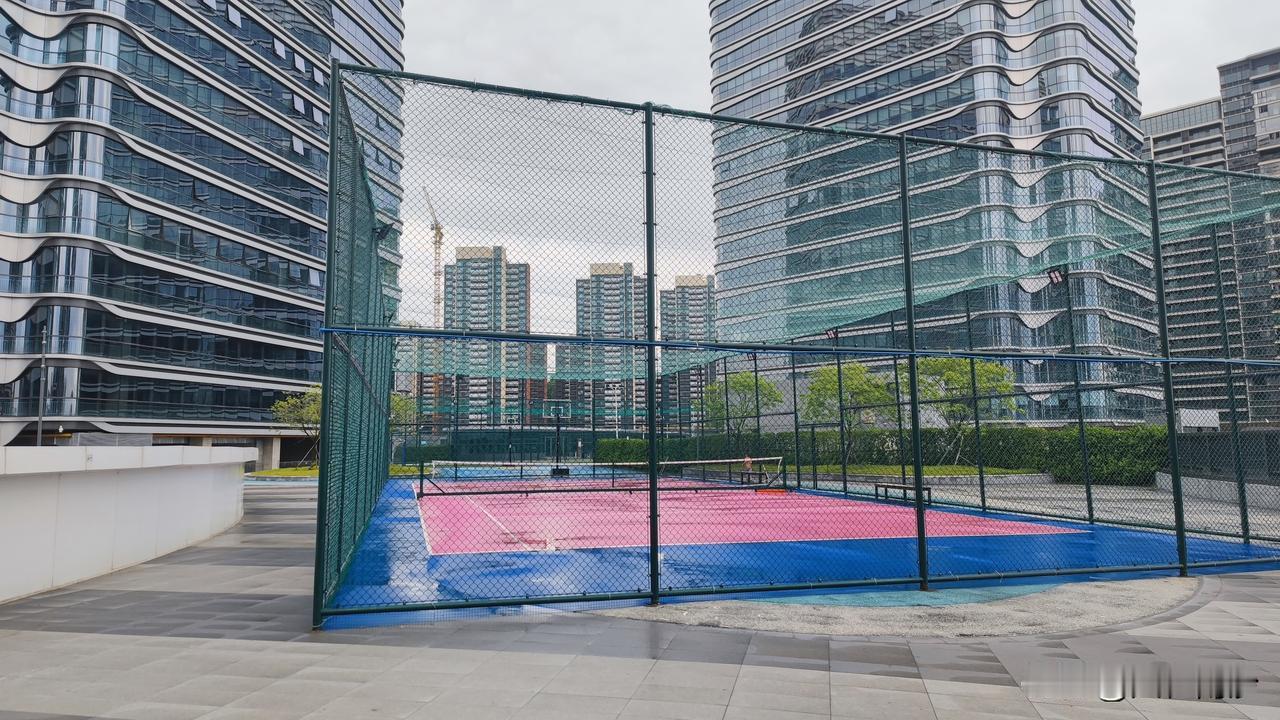 cocopark顶楼竟然改成这样了，从原来的滑板场改成篮球场网球场和足球场。
更