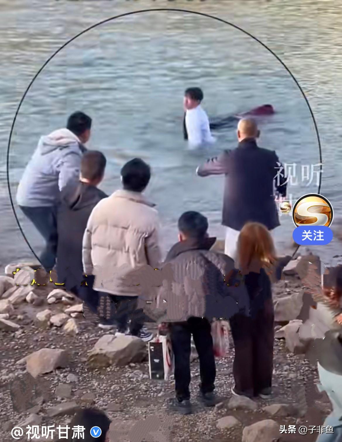 近日傍晚，兰州大学博士谈磊正在中山桥底下河岸边和朋友溜达，就听见有人说有人掉水里