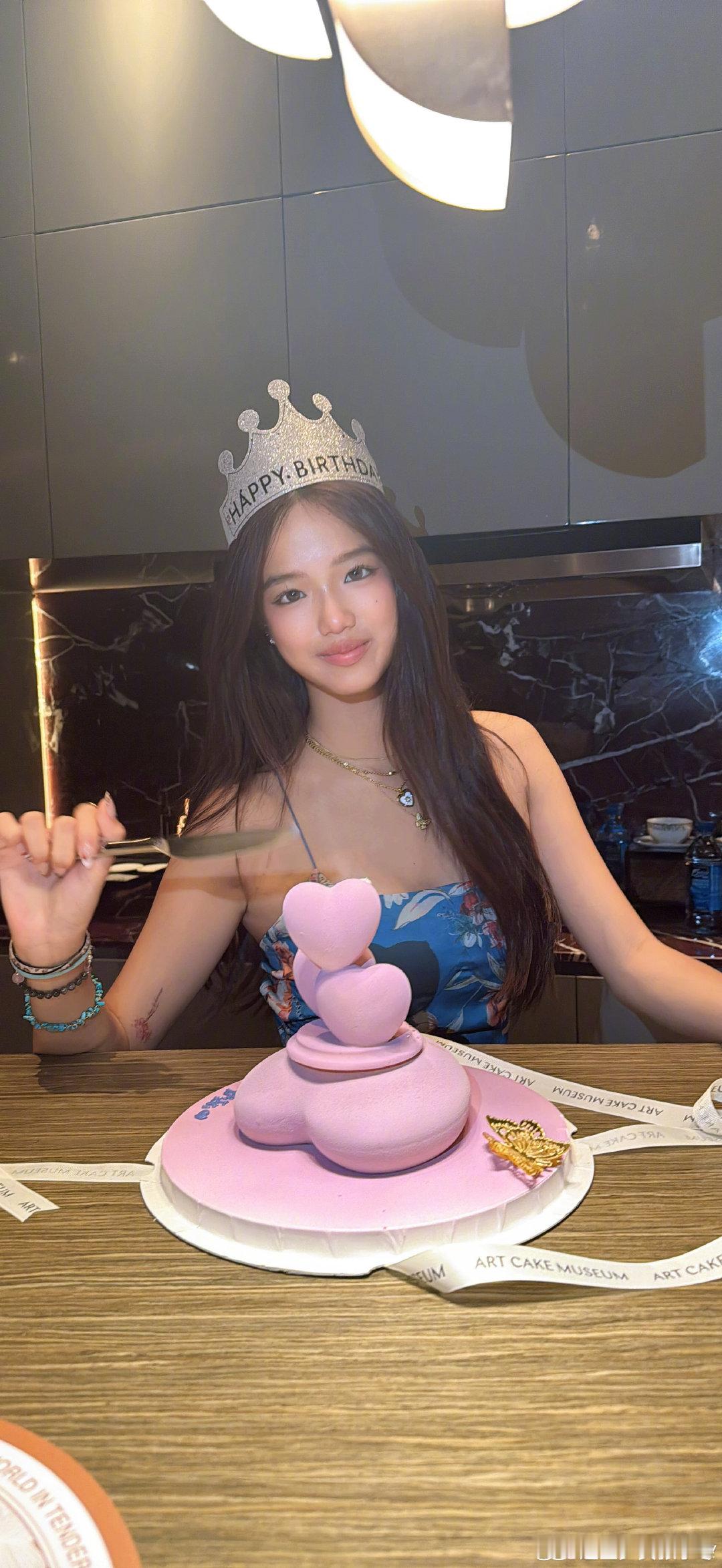 钟丽缇二女儿17岁近照钟丽缇给二女儿庆生，这组照片太有爱啦? 17 岁的 Jad
