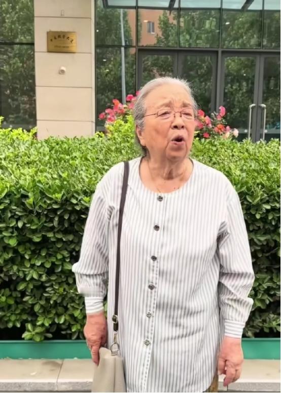 九十岁高龄的“容嬷嬷”现身热闹喧嚣的菜市场，低调出门只为给心爱的重孙子挑选一些新