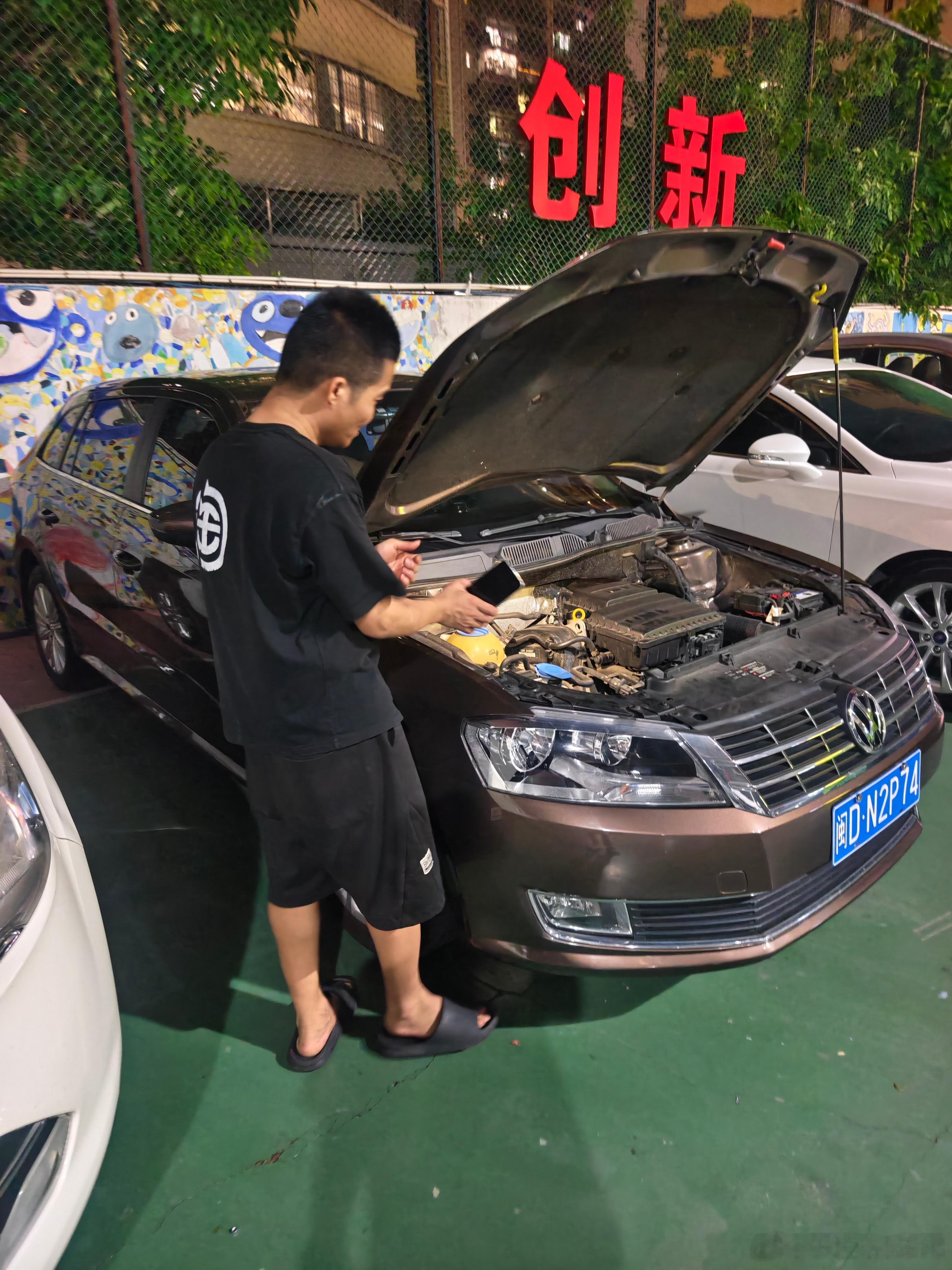 这台朗行看的人是真多，怎么都不下定呢？价格也不贵啊才28000，主要是15年上牌