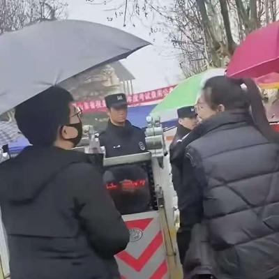 2024年，山东潍坊，一女子参加公务员面试时，因为迟到30秒，无法进入考场，女子