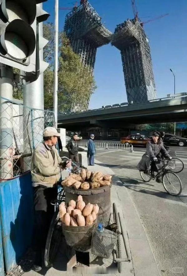 央视大楼因奇特外形被俗称“大裤衩”，当年争议不小。多年后，其洋人设计师库哈斯在国