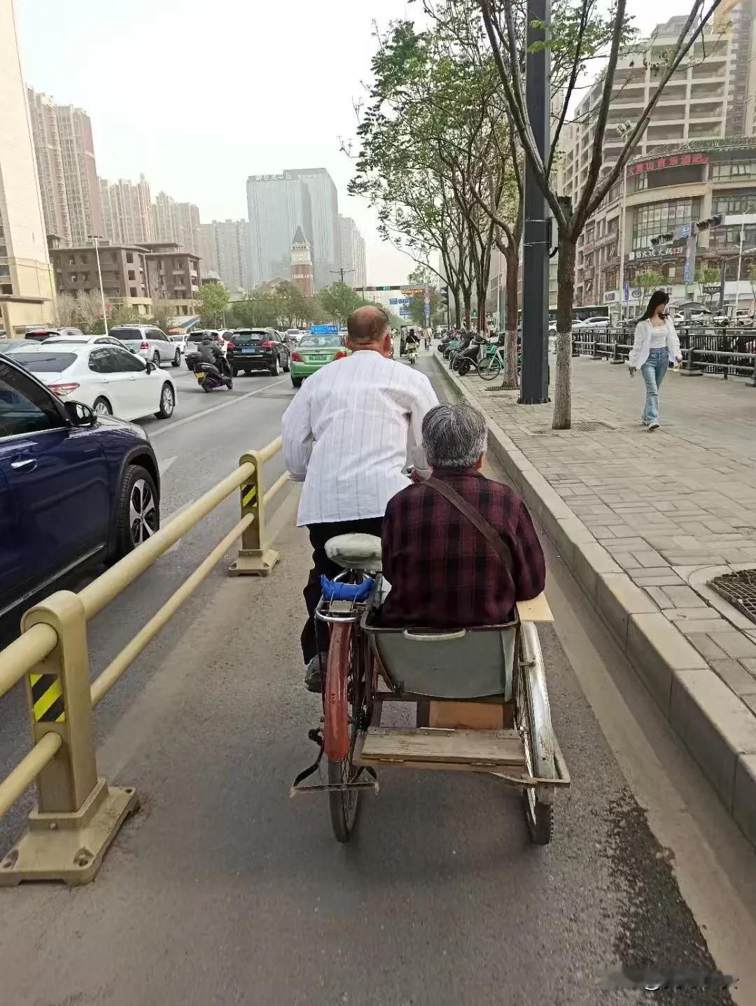 街头温暖一幕！陪伴是最长情的告白，尤其是在年迈的时候，可以那个愿为彼此奋力蹬车的
